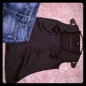 ✔️Mossimo black sleeveless silk top